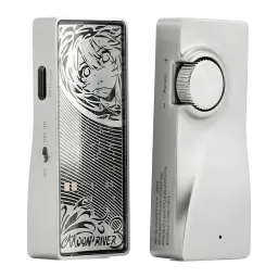 DAC amplificateur portable argent, façade gravée style manga, molette de volume texturée, ports 3.5 mm et 4.4 mm équilibré, format compact premium
