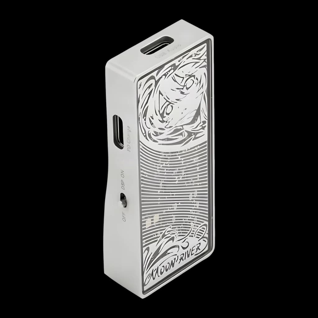 DAC Amplificateur Moondrop Moonriver 3 DSD256 4.4 mm Équilibré en aluminium argenté, façade gravée style anime, ports USB-C et 4.4 mm, interrupteur