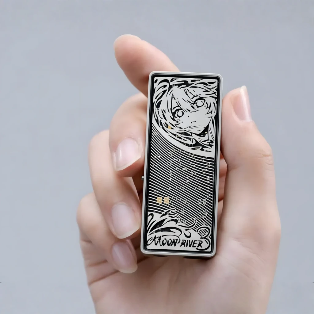 DAC Amplificador Moondrop Moonriver 3 DSD256 4.4mm Balanceado em alumínio prateado, painel frontal com arte gravada, botão de volume grande e portas laterais - Item1