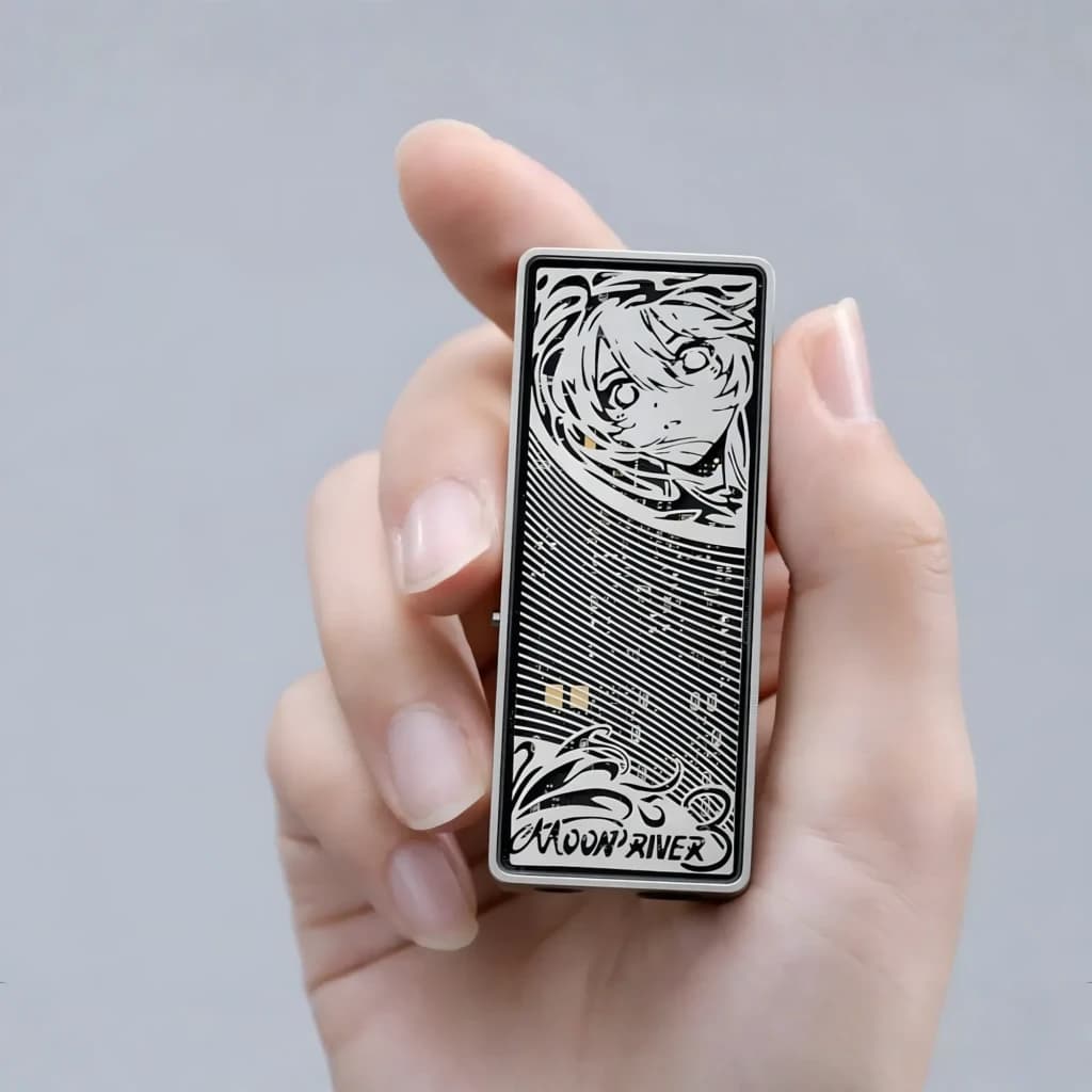 DAC Amplificateur Moondrop Moonriver 3 DSD256 4.4 mm Équilibré, boîtier compact noir et argent avec gravure artistique, port 4.4 mm, indicateur LED subtil