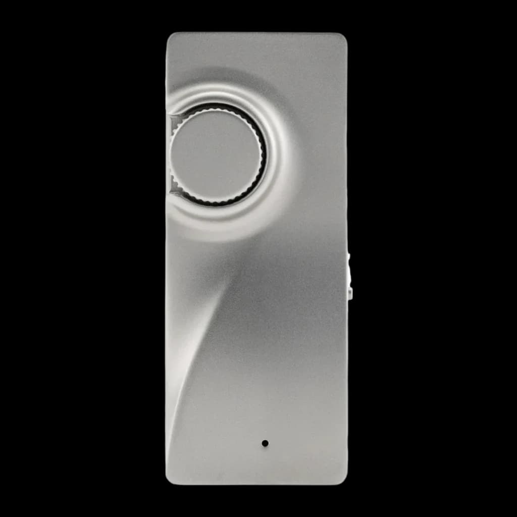 Boîtier métallique argent brossé avec grande molette crantée sur le dessus, courbes sculptées et LED discrète en façade; design minimaliste et premium