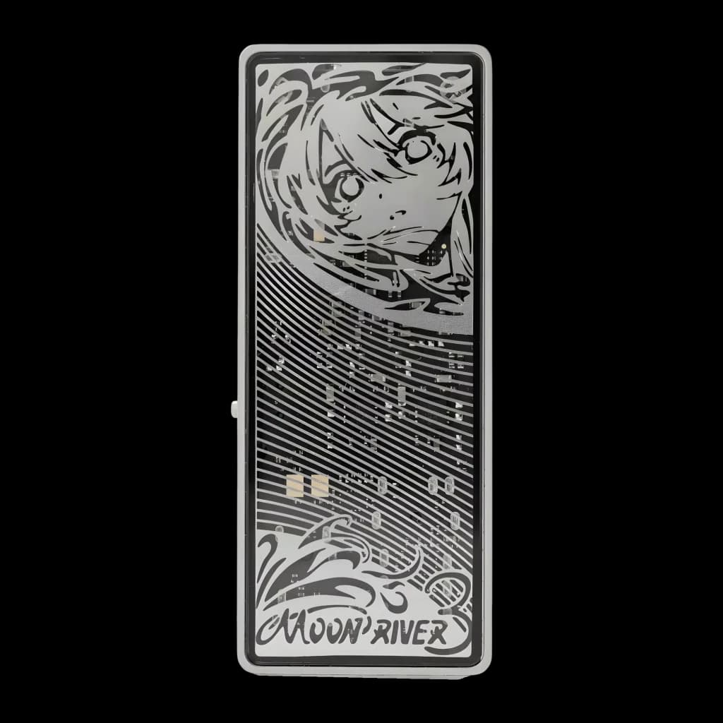 Boîtier argenté fin avec façade gravée artistique Moonriver, motif visage stylisé et ondes, finition métallique détaillée, port 4,4 mm équilibré