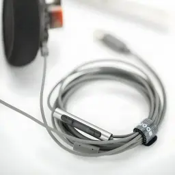Câble gris 4,4 mm du Casque Moondrop Old Fashioned, commande intégrée métal, connecteur USB-C, sangle velcro, finitions soignées et épurées