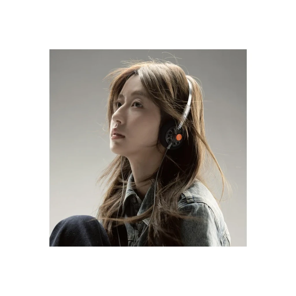 Auriculares Moondrop Old Fashioned 4.4mm on-ear abiertos, diadema metálica delgada, copas de espuma negras y laterales con diseño industrial y acentos - Ítem5