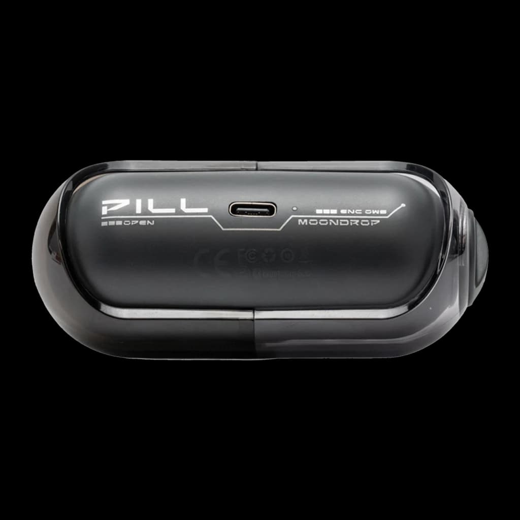 Boîtier noir brillant des Écouteurs Moondrop Pill OWS avec port USB-C centré, logo blanc contrasté et capot transparent fumé aux bords arrondis