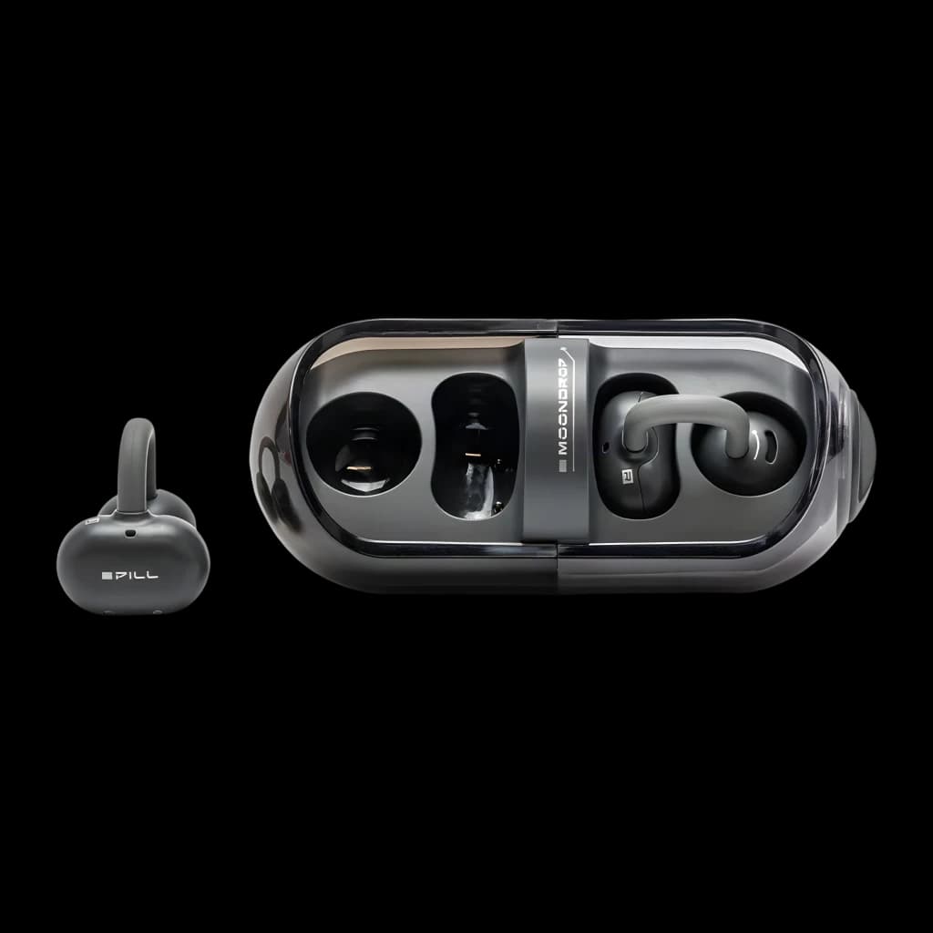 Écouteurs clip oreille noirs avec boîtier transparent brillant, embouts ouverts, design compact et arrondi, logo Moondrop visible, bouton latéral discret