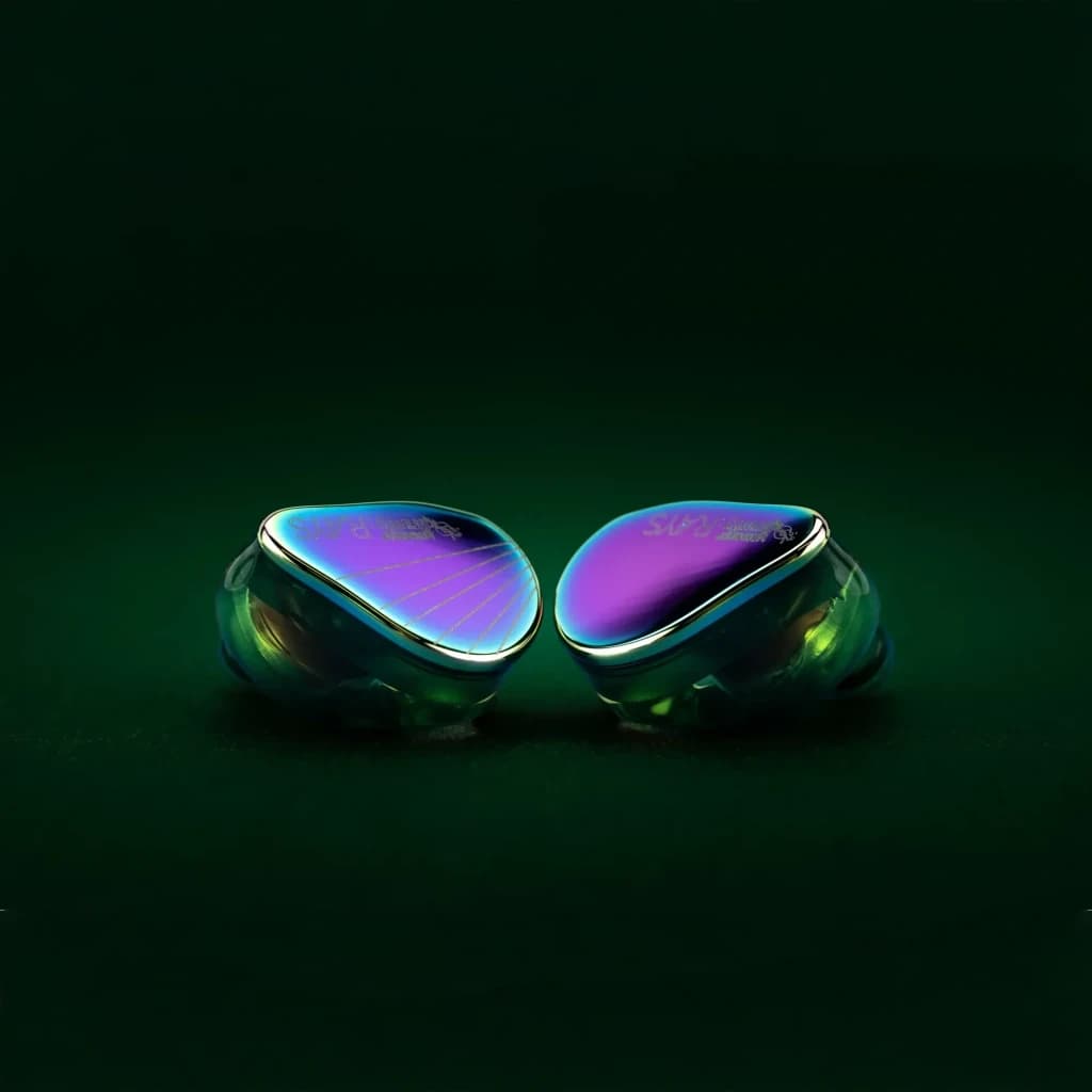 Auriculares Moondrop Rays Gaming In-Ear Monitor con carcasa iridiscente triangular, acabado metálico pulido y diseño compacto. Cancelación de ruido IA