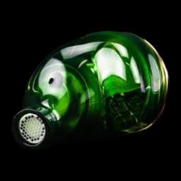 Cápsula auricular verde translúcida con acabado brillante, tobera metálica con rejilla y contornos ergonómicos del Moondrop Rays Gaming In-Ear Monitor