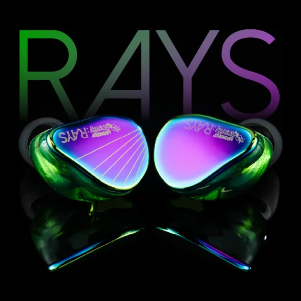 Auriculares Moondrop Rays Gaming In-Ear Monitor con carcasas verdes translúcidas y placas metálicas iridiscentes morado-azul, diseño ergonómico y moderno