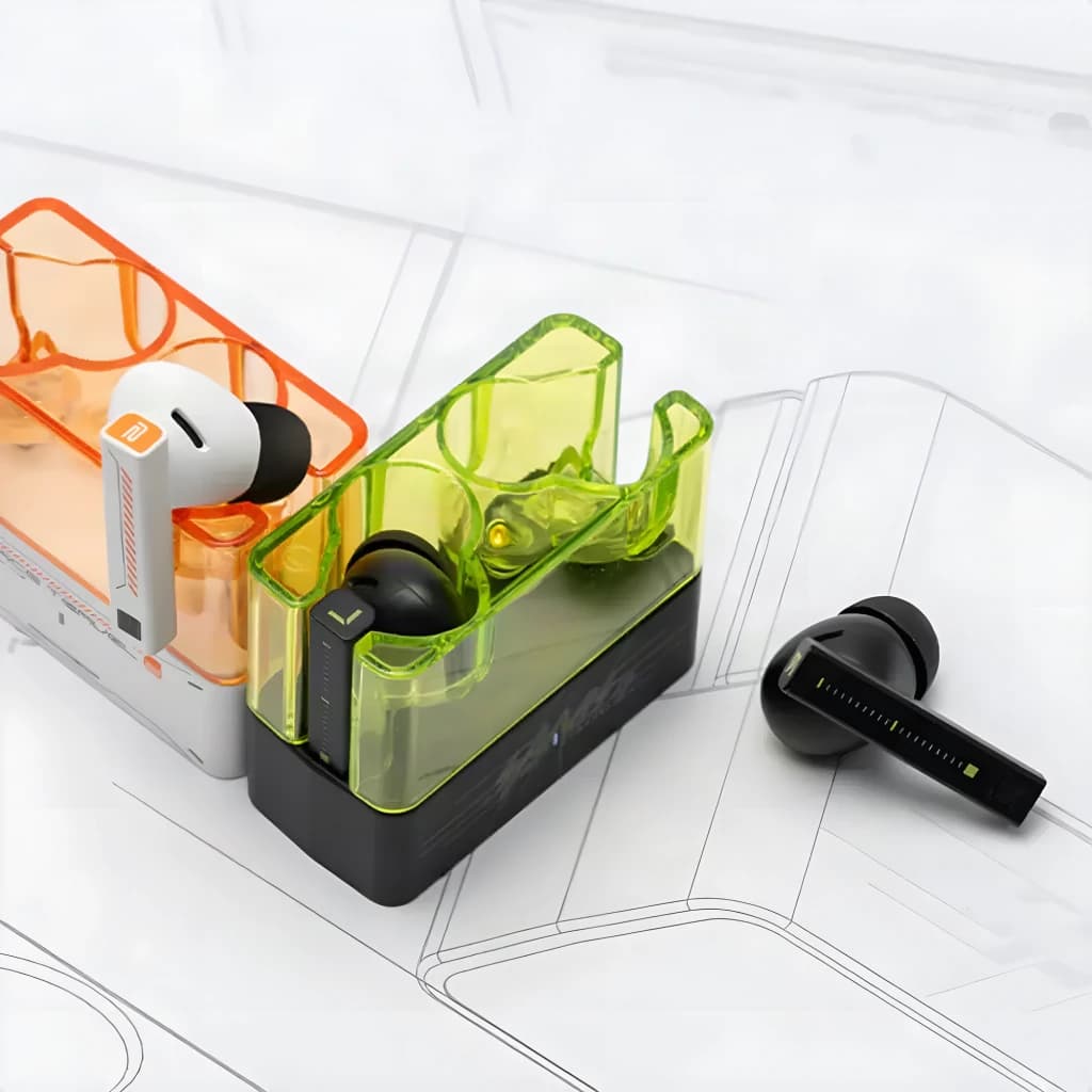 Boîtiers transparents orange et vert fluo avec écouteurs TWS intra noirs et blancs, embouts silicone, design compact futuriste avec indicateurs lumineux