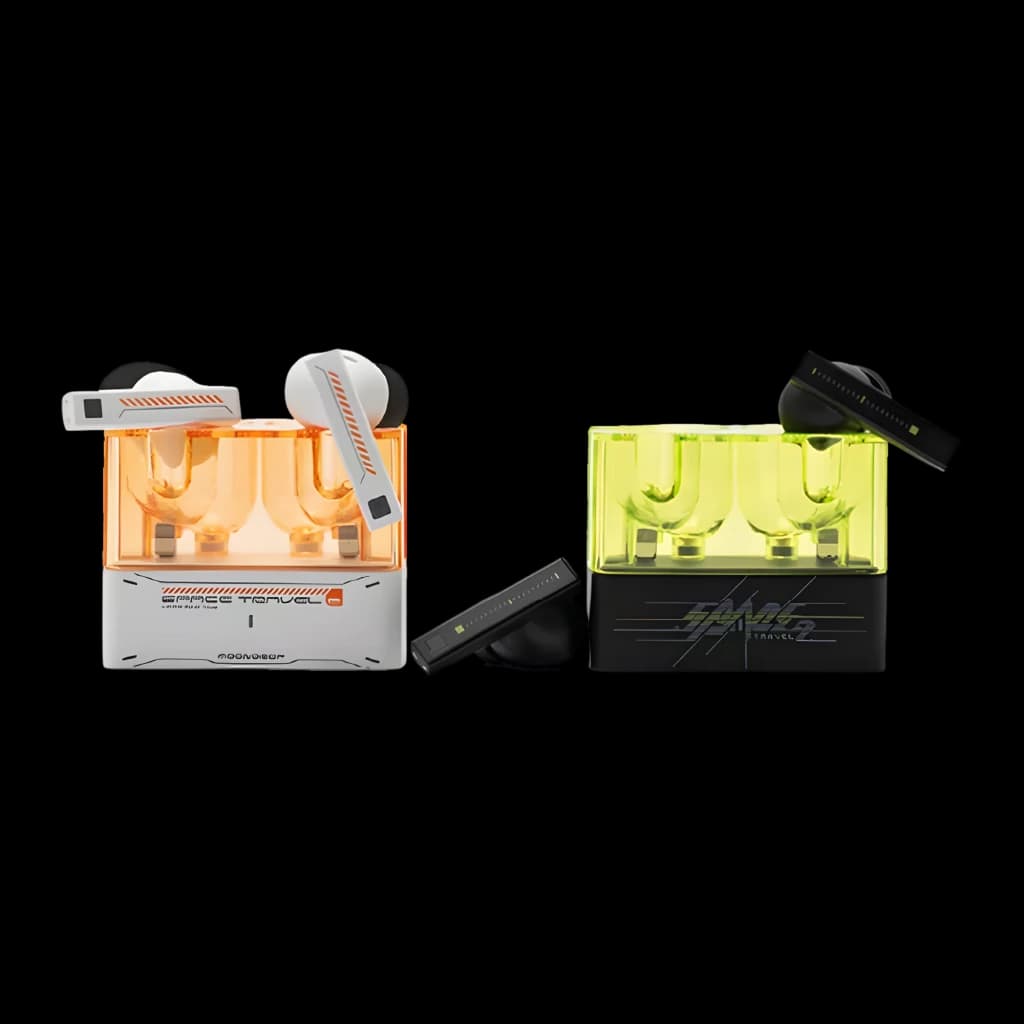 Boîtiers transparents orange et vert fluo avec couvercle fumé, écouteurs TWS blancs à tiges profilées, voyants LED et design futuriste compact