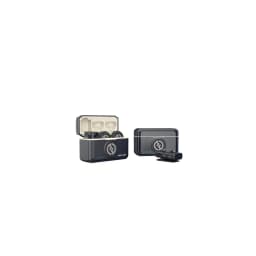 Microphone Hollyland Lark M2 Combo Sans Fil à Pince avec étui de charge, deux émetteurs compacts à clip et récepteur, voyants LED bleus, design noir