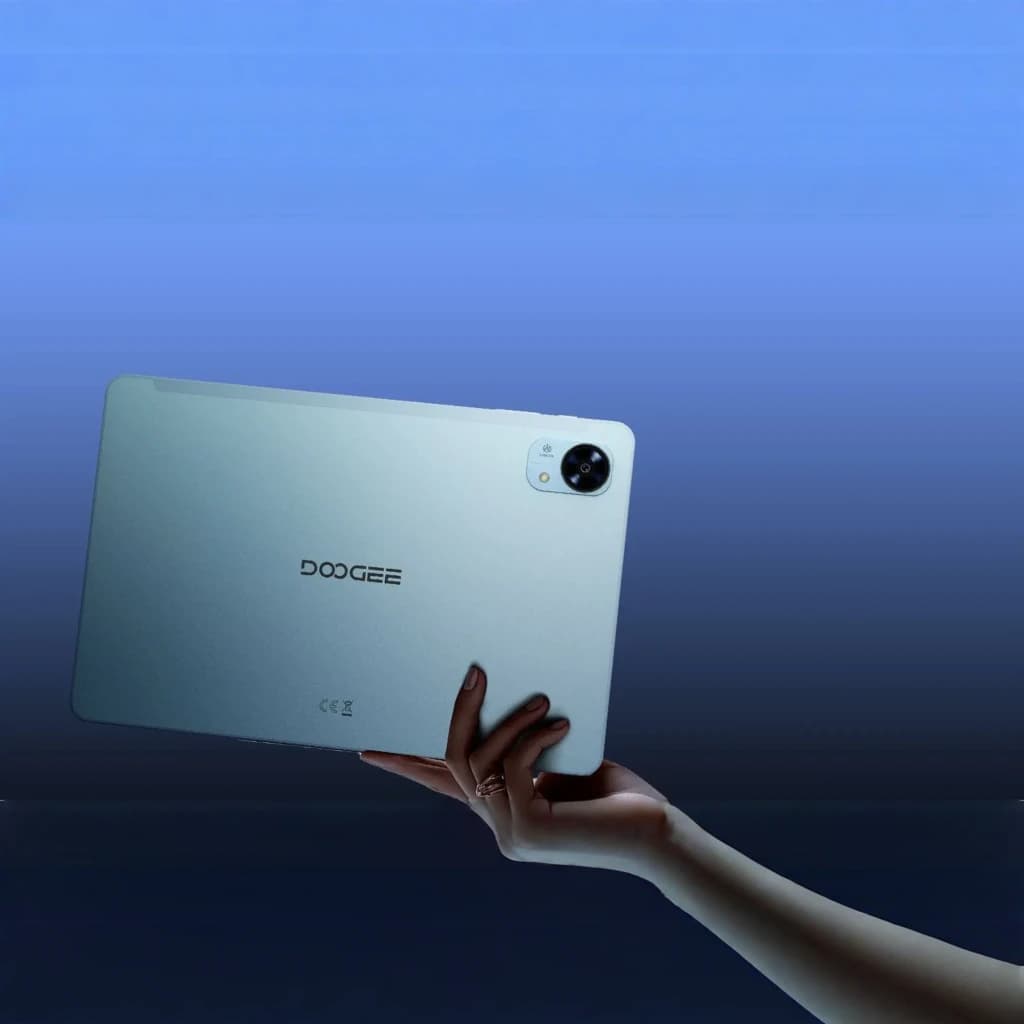 Doogee Tab G5 azul com traseira metálica, logo central e câmera traseira única saliente em módulo circular; design fino segurado por uma mão elegante