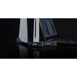 Kingston FURY Renegade SSD 1TB negro, escena: dos unidades M.2 con disipador ante PS5 y portátil