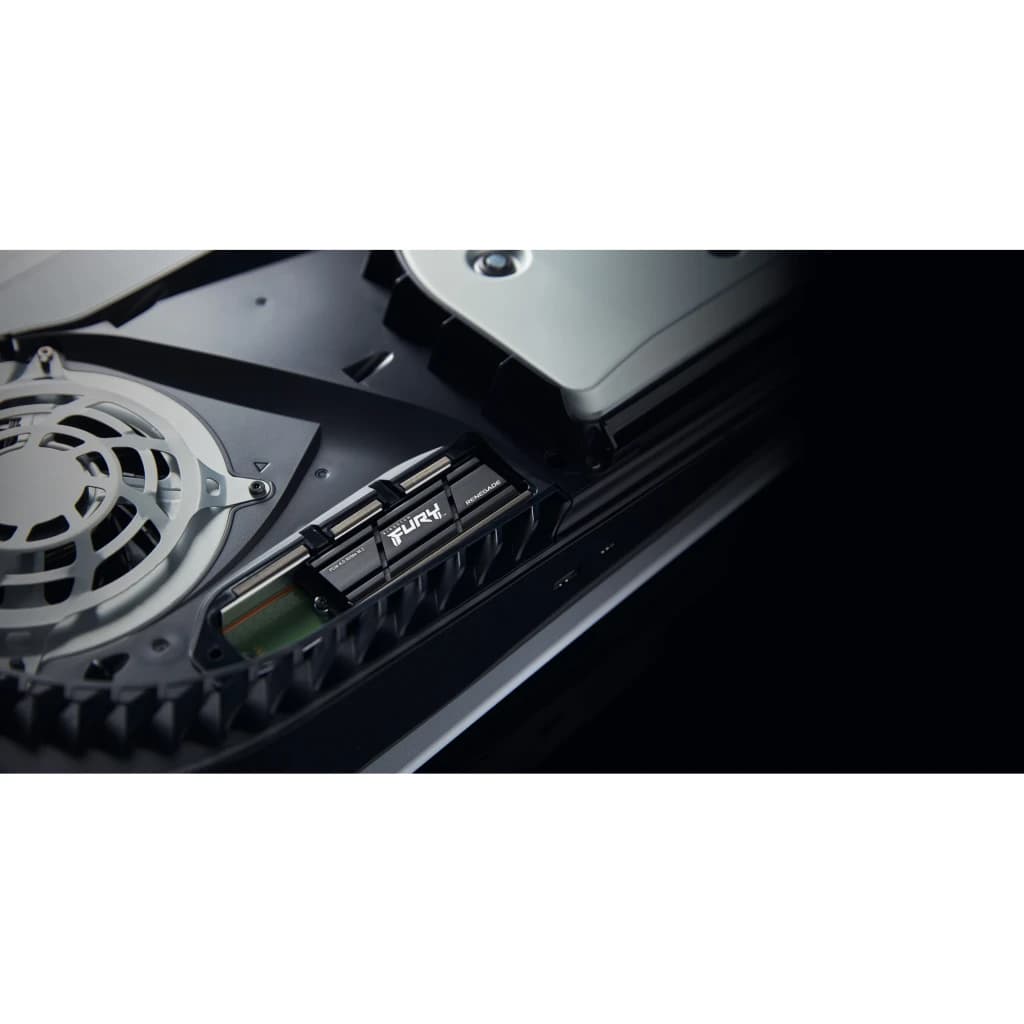 Kingston FURY Renegade SSD 1TB preto, instalado na PS5: dissipador com aletas visível no slot M.2 do console