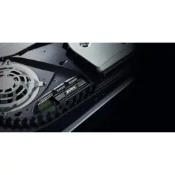 Kingston FURY Renegade SSD 1TB negro, instalado en PS5: disipador térmico con aletas visible en ranura M.2 de consola