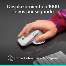 Logitech Rato MX Master 4 for Mac Branco Prata, uso: mão segurando o rato sobre mesa cinza com roda MagSpeed visível