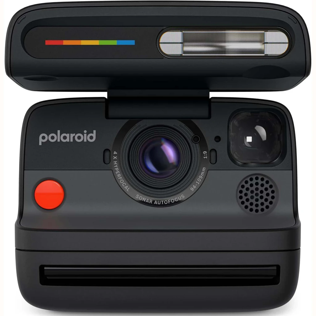 Polaroid Cámara instantánea Flip negro, vista frontal en ángulo: lente sonar autofocus, botón rojo, flash abatible con - Ítem1