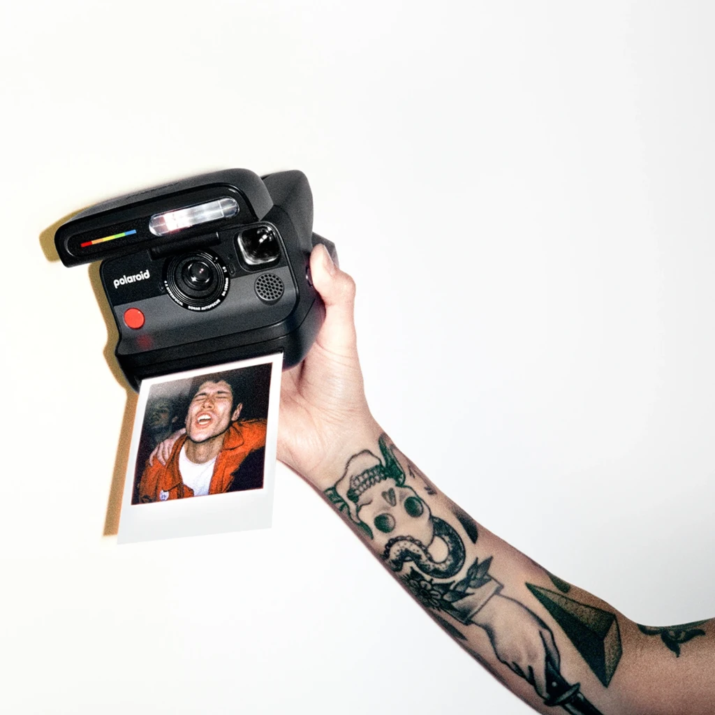 Polaroid Cámara instantánea Flip negro, vista frontal en ángulo: lente sonar autofocus, botón rojo, flash abatible con - Ítem7