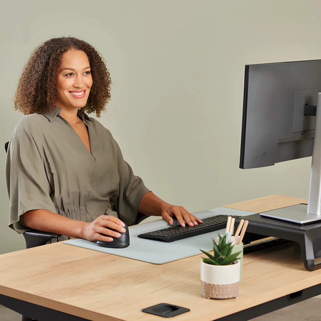 Fellowes Ratón Ergonómico Vertical Breyta Plus+ Talla M Zurdo Negro, uso: mujer sujetando el ratón vertical negro con mano