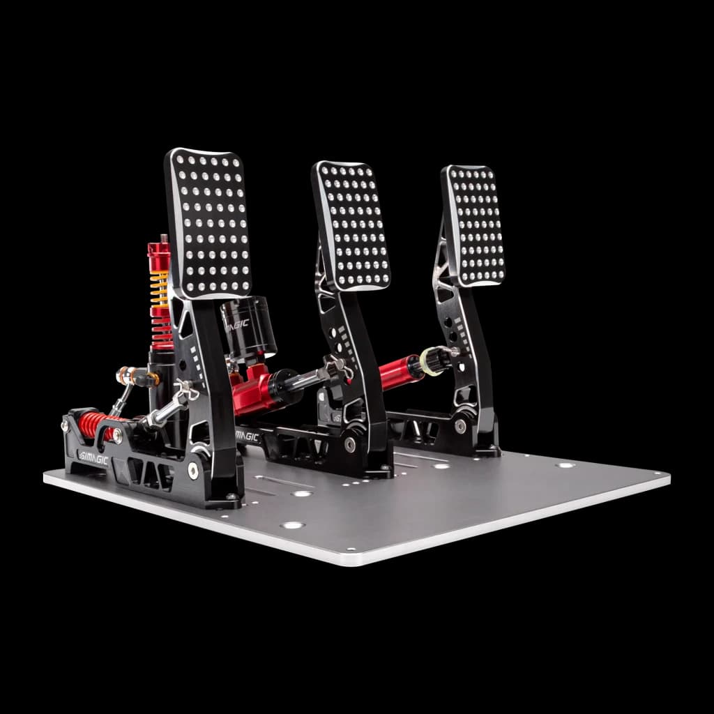 Simagic P2000 Crimson Edition, vista em perspectiva: 3 pedais pretos com molas vermelhas e base de alumínio