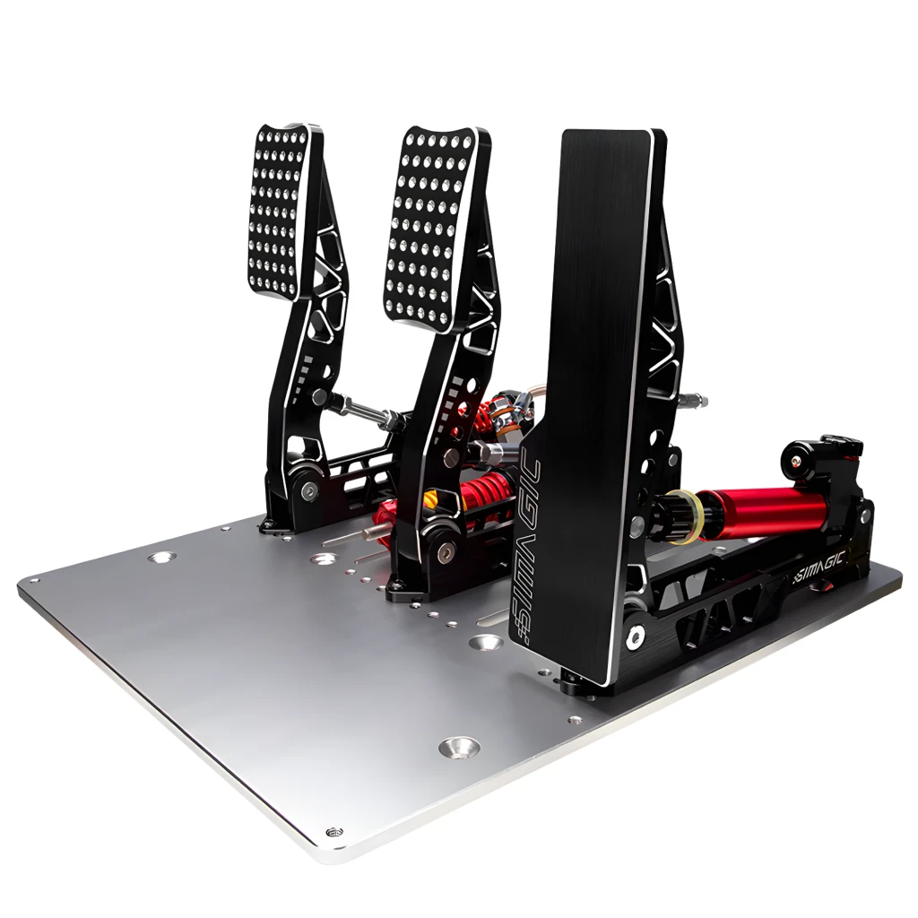 Simagic P2000 Crimson Edition, vue en perspective: 3 pédales noires avec ressorts rouges et base en aluminium - Ítem2