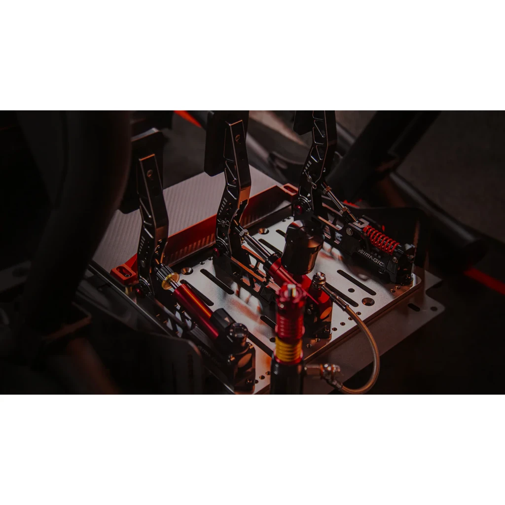 Simagic P2000 Crimson Edition, vue en perspective: 3 pédales noires avec ressorts rouges et base en aluminium - Ítem5