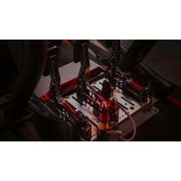 Simagic Pedais P2000 Crimson Edition, vista superior em simulador: três pedais pretos e vermelhos com cilindro hidráulico e