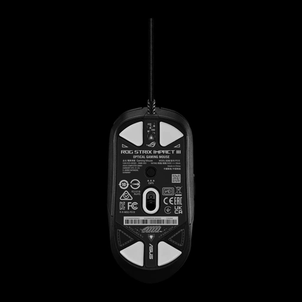 ASUS Souris ROG Strix Impact III Noir, vue de dessous: capteur optique, patins blancs et étiquette de spécifications