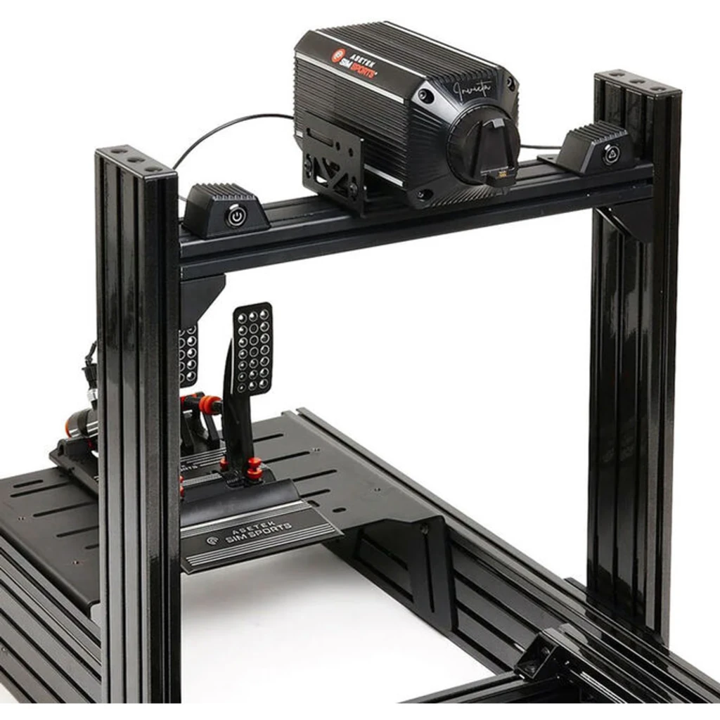 Asetek Suporte Frontal SimSports com Inclinação, vista em perspectiva: suporte metálico preto montado em perfil de cockpit - Item1