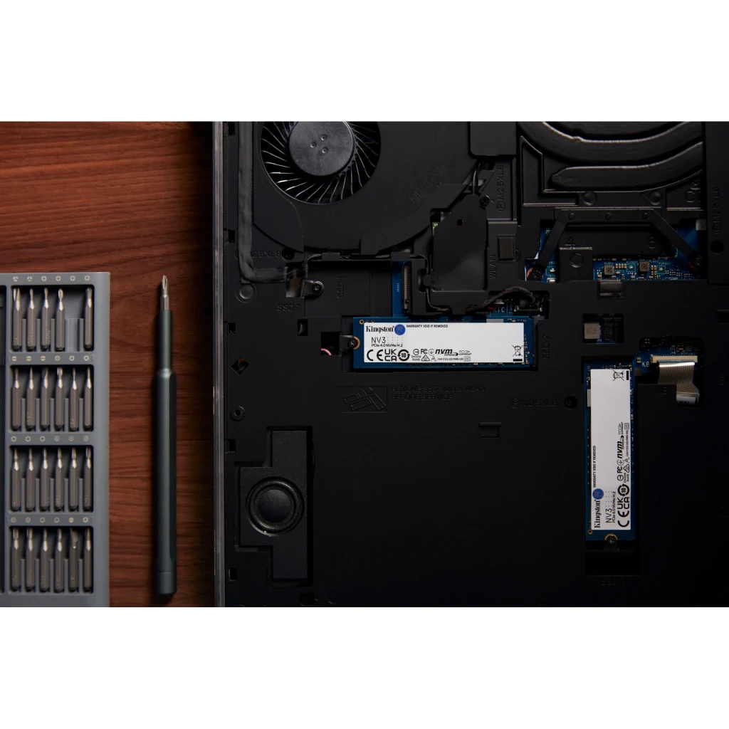 Kingston NV3 500GB M.2 PCIe 4.0 NVMe, vue de face: étiquette blanche, PCB bleu et connecteur doré M.2 2280 - Ítem6