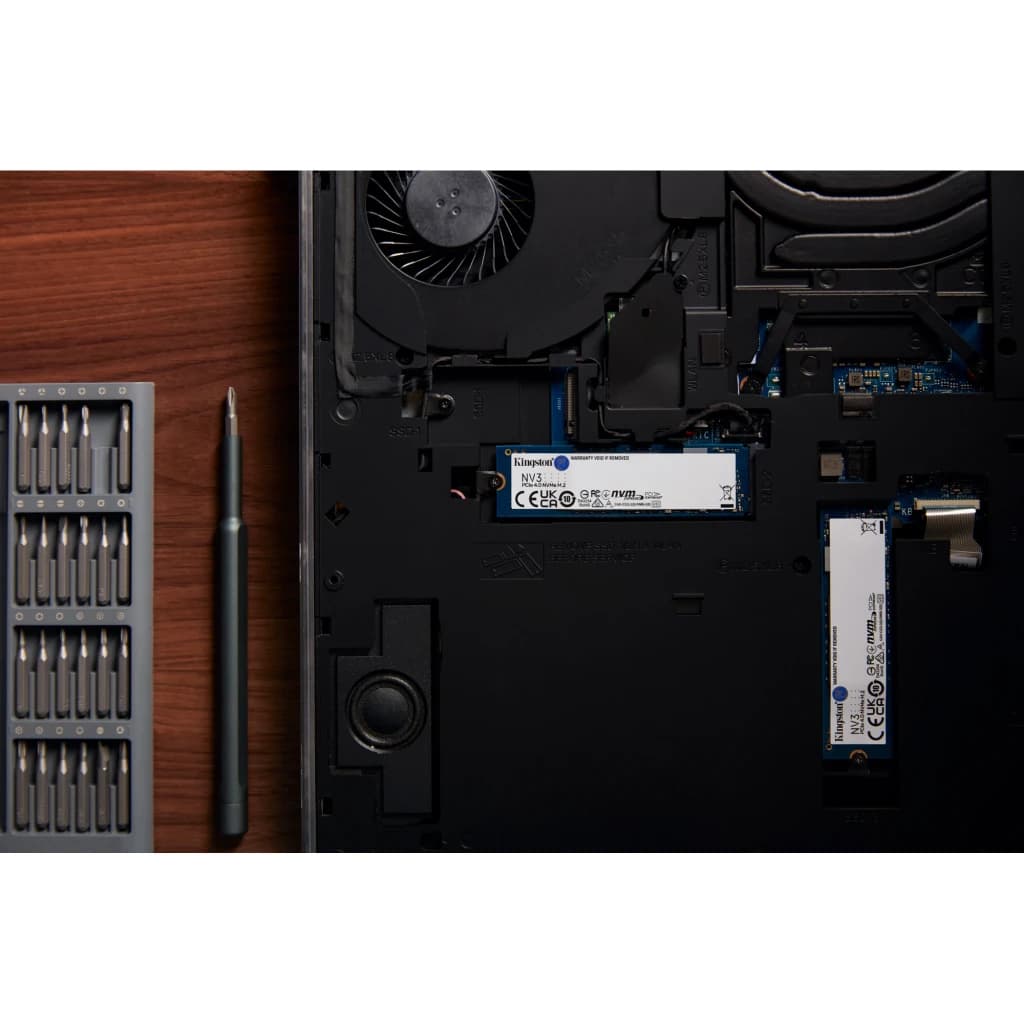 Kingston NV3 500GB M.2 NVMe, instalação: SSD montado em slot M.2 de notebook aberto ao lado de chaves de fenda