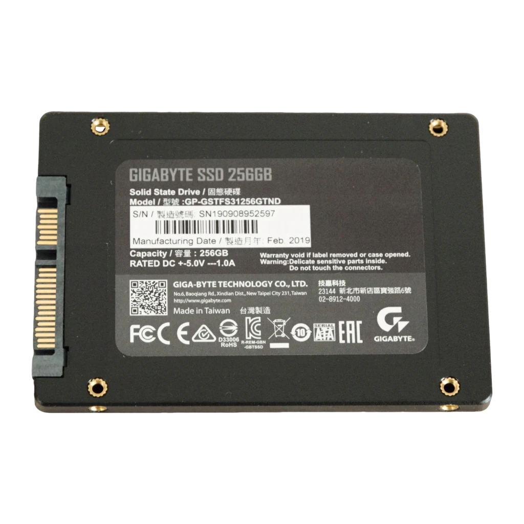 Gigabyte SSD GP-GSTFS31256GTND 256GB noir, vue avant: boîtier texturé avec logo GIGABYTE centré et côté droit visible - Ítem3
