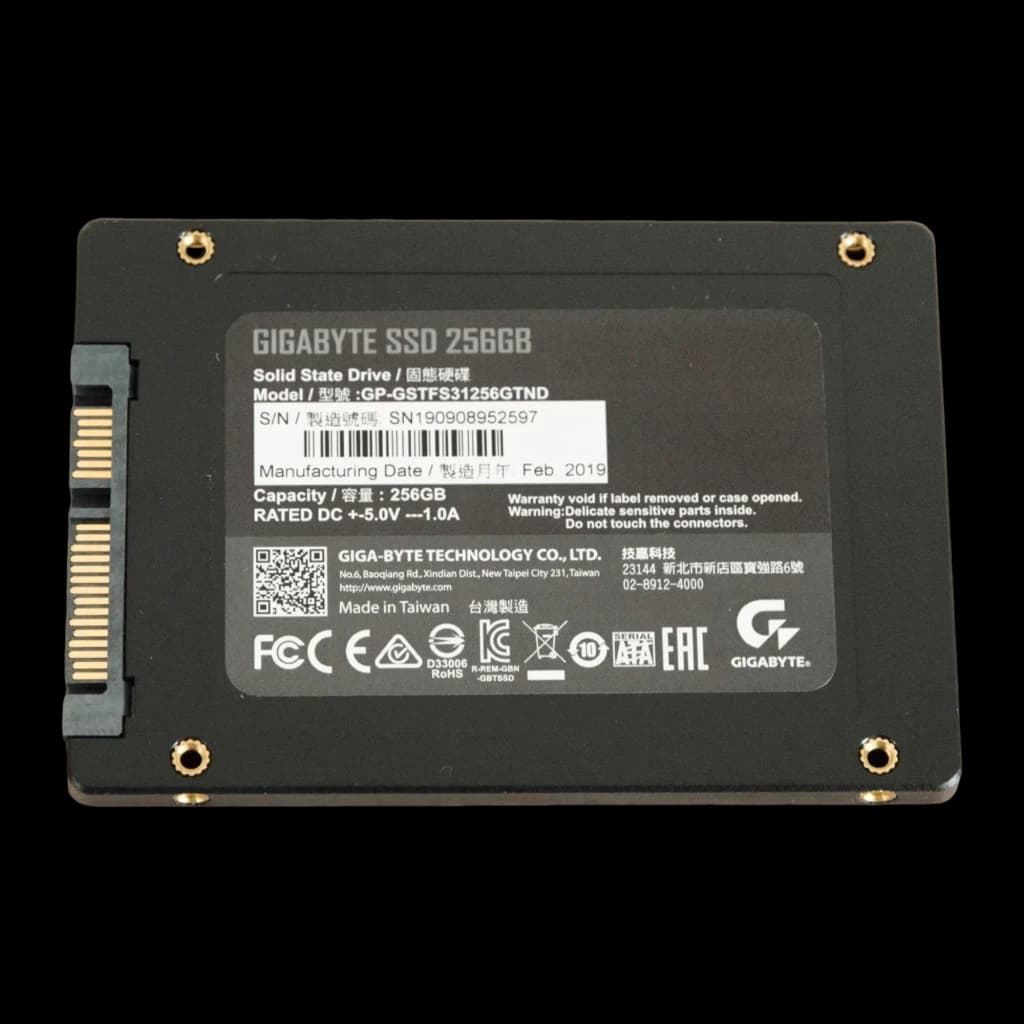 Gigabyte SSD GP-GSTFS31256GTND 256GB preto, vista traseira: etiqueta com modelo, capacidade 256GB, conector SATA e parafusos