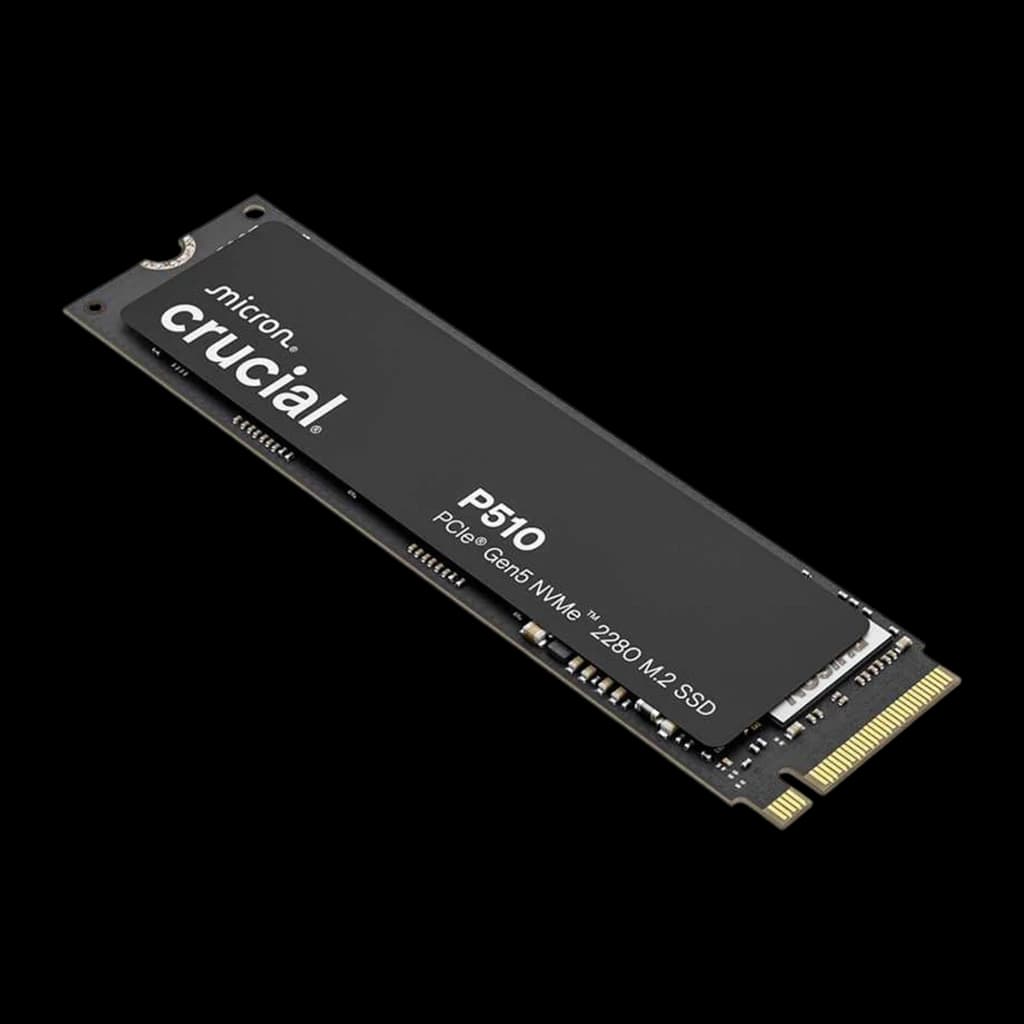 Crucial P510 2TB M.2 2280 PCIe 5.0 NVMe negro, vista en perspectiva: ángulo diagonal que muestra grosor, lateral y conector