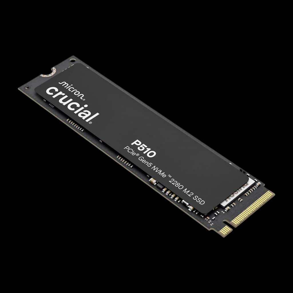 Crucial P510 2TB M.2 2280 PCIe 5.0 NVMe negro, vista en perspectiva: ángulo diagonal que muestra grosor y conector M.2 dorado