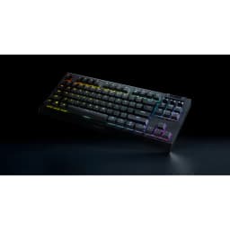 Razer BlackWidow V4 mécanique noir, vue en perspective: rétroéclairage RGB multicolore sur les touches fond sombre