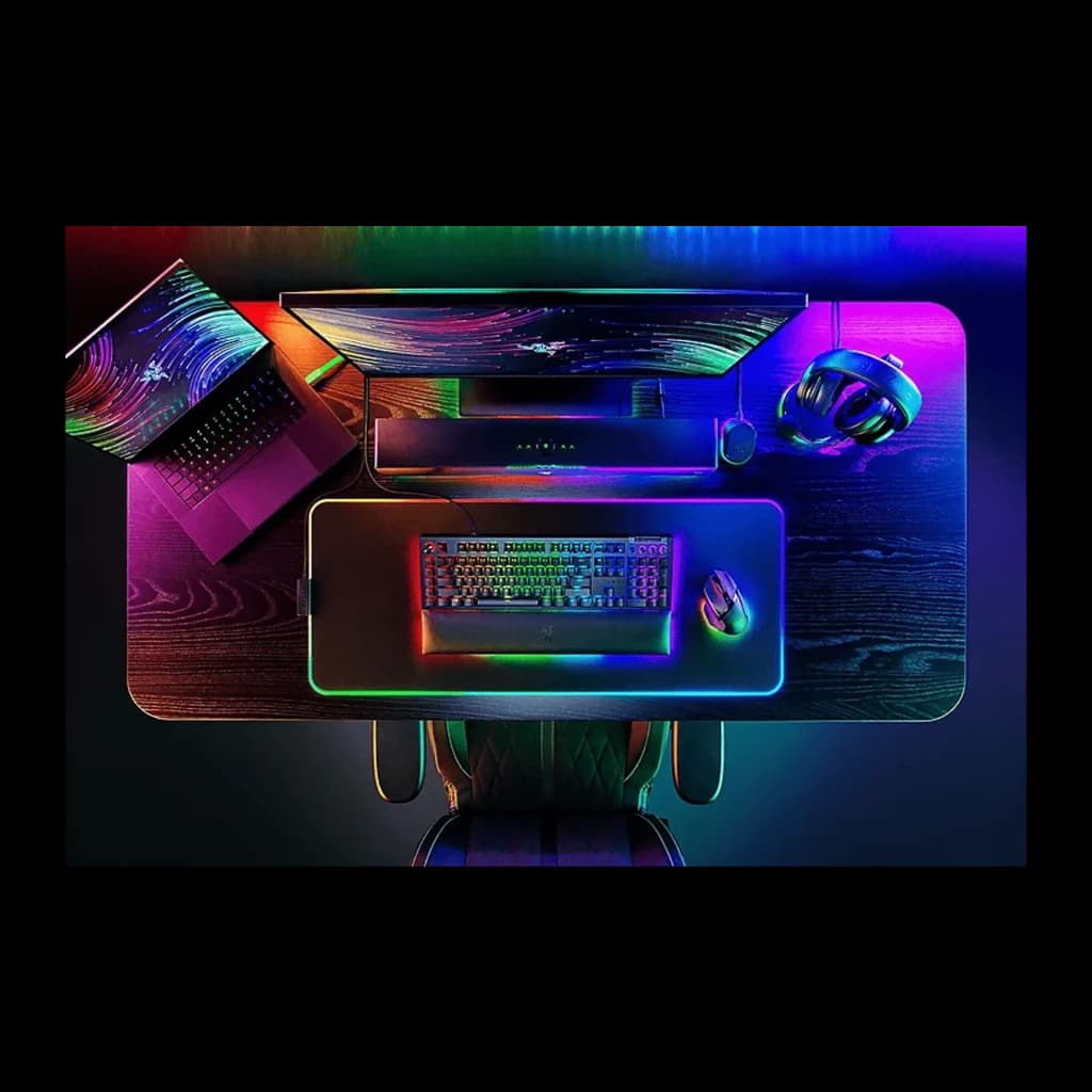 Razer BlackWidow V4 Pro negro, vista cenital: teclado con iluminación RGB en setup gaming con monitor, ratón y auriculares
