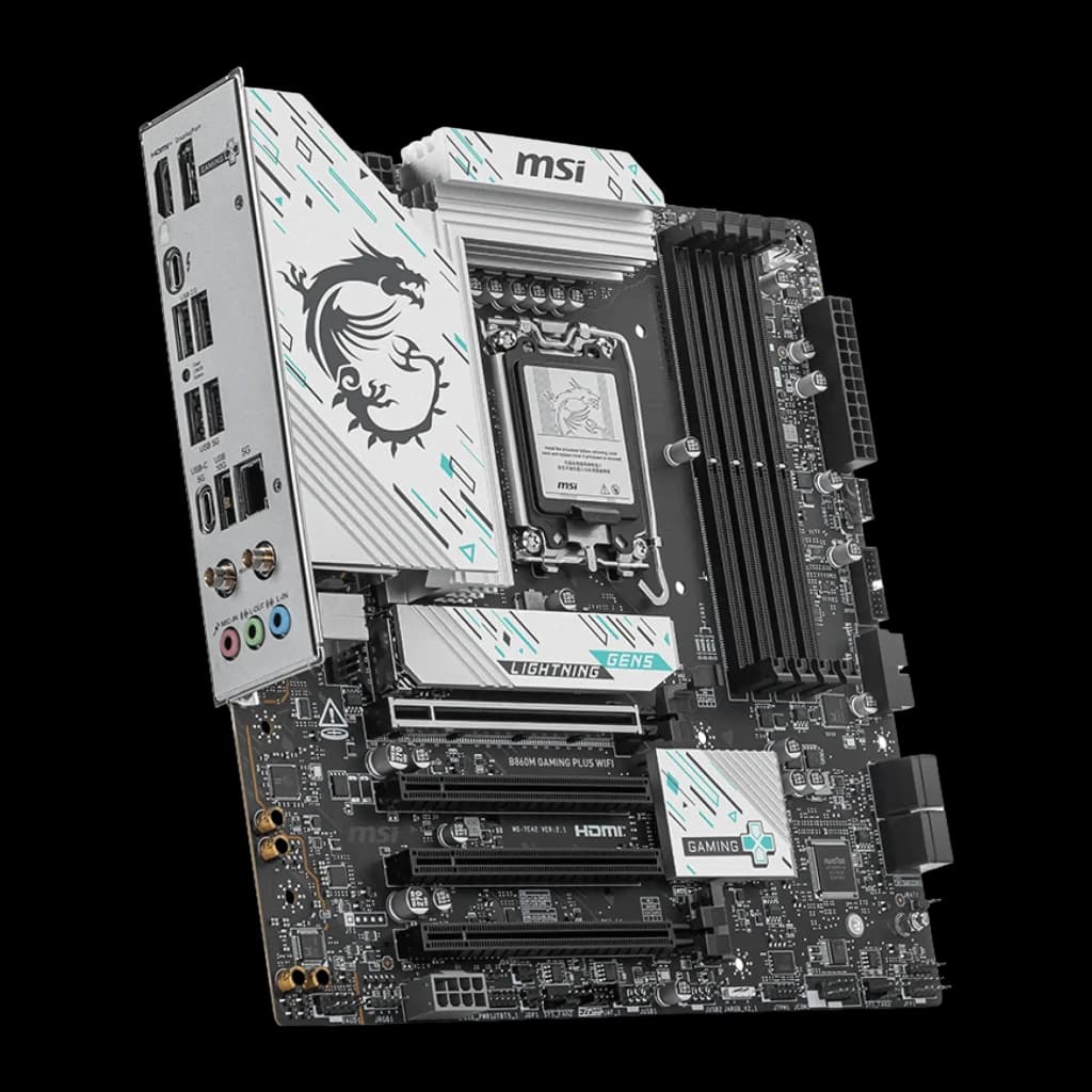 MSI B860M Gaming Plus WiFi Negro, vista frontal en ángulo: panel I/O con dragón, disipadores VRM y ranuras PCIe