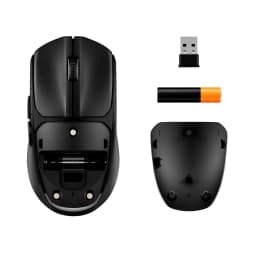 HyperX Pulsefire Fuse Wireless Noir, vue dessous: compartiment batterie ouvert, pile AA, couvercle et récepteur USB