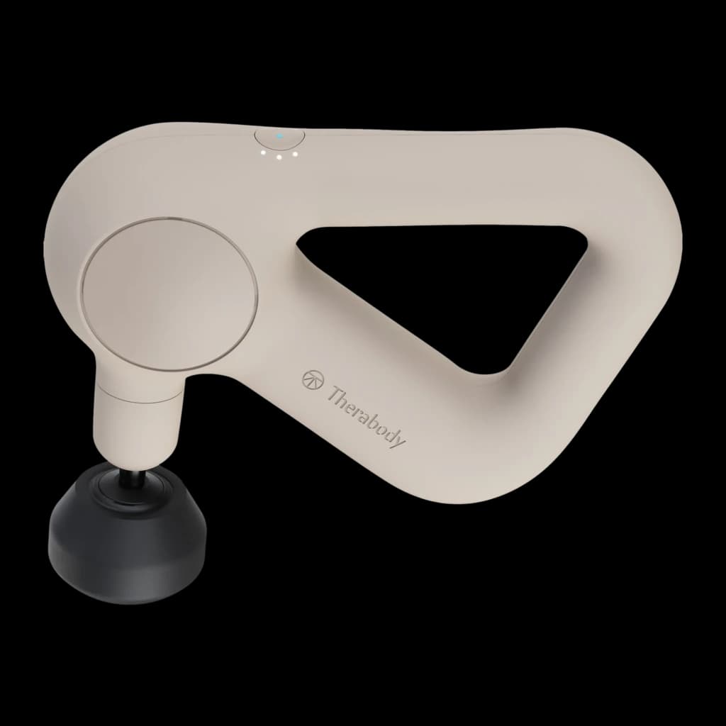 Therabody TheraGun Relief Sable, vue de face: corps beige avec poignée triangulaire, tête ronde et accessoire noir en bas