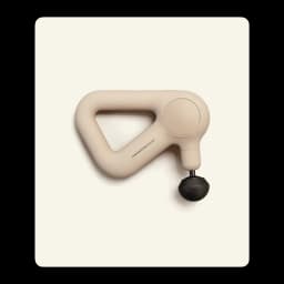 Therabody TheraGun Relief Beige, vue du dessus: poignée triangulaire sable, tête sphérique noire et logo gravé