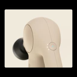 Therabody TheraGun Relief Beige, détail latéral: bouton d'alimentation avec LED bleue et tête de massage noire