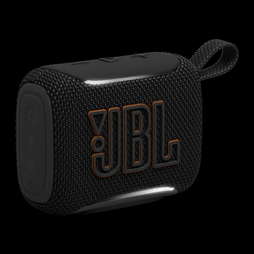 JBL Go 5 preto, vista frontal-lateral esquerda: grade têxtil, logo laranja e botões de controlo laterais visíveis