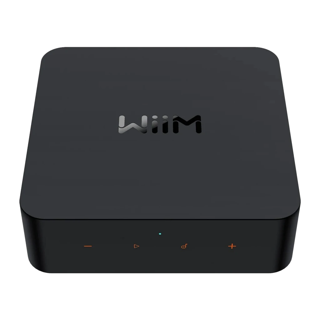 WiiM Pro Lecteur Streaming Noir, vue de dessus: appareil et télécommande noire avec bouton d'alimentation rouge - Ítem1