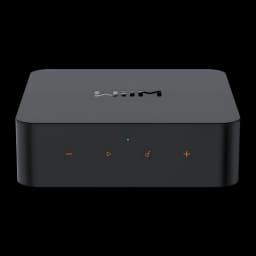 WiiM Pro Reproductor de streaming negro, vista frontal-superior: logo WiiM en tapa y botones táctiles naranjas en el frente