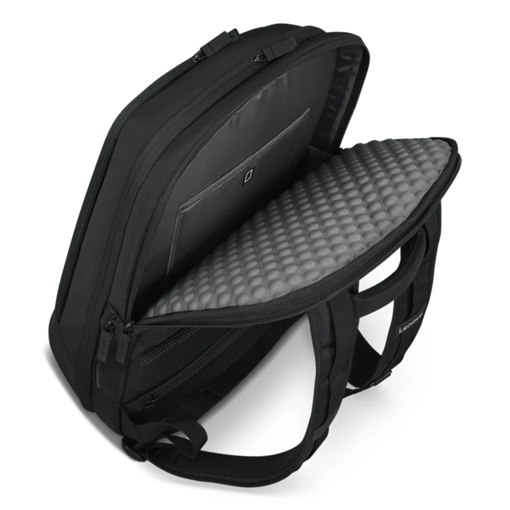 Lenovo Mochila Legion Armored II 17.3 polegadas Preto, vista frontal lateral: carcaça rígida com logo Legion, bolso lateral - Item4