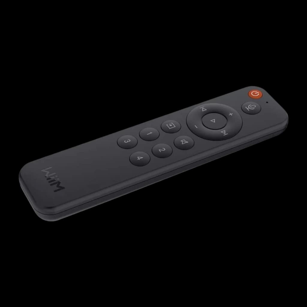 Wiim Télécommande vocale LPWIR noir, vue en perspective horizontale: profil allongé, bouton orange et logo WiiM