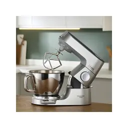 Kenwood KVC85.004SI Robot Pâtissier Argent, vue latérale en cuisine: tête relevée avec fouet et bol en acier inoxydable