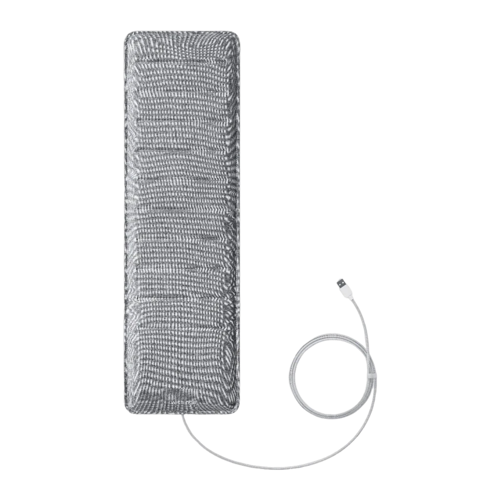 Withings Sleep Analyzer Gris, vue de dessus: tapis rectangulaire avec coutures horizontales, logo et câble en bas - Ítem4
